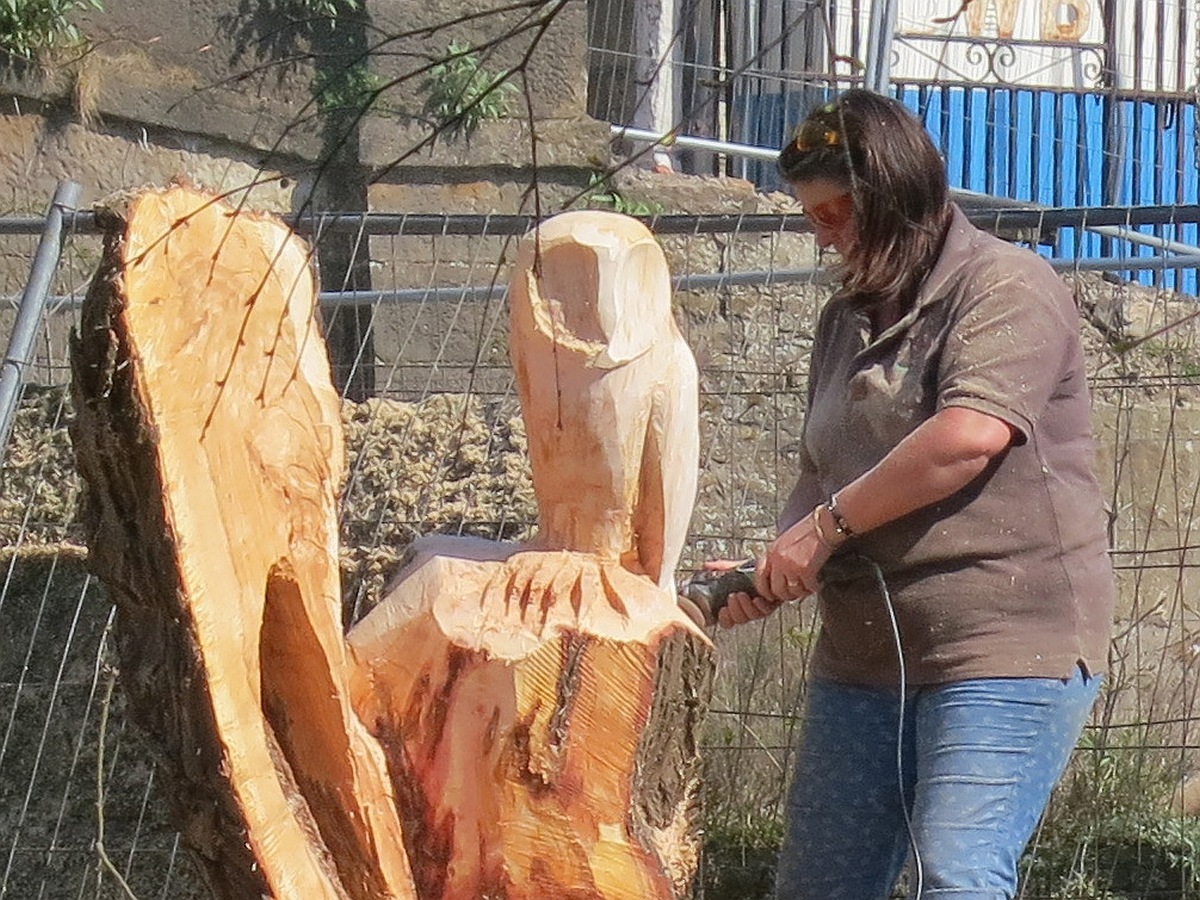 Rolande carving the owl