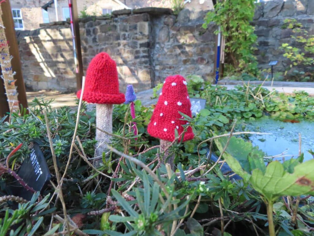 Knitted handiwork fastened to different parts of the Triangle